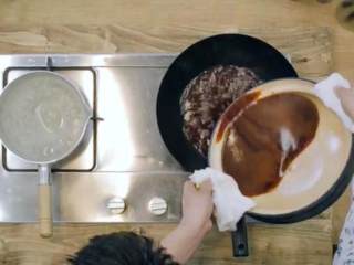 15、台式卤肉饭,放入汤，加入豆干、冰糖、肉丁肉片一起翻炒