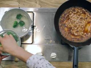 16、台式卤肉饭,放西兰花、胡萝卜氽熟