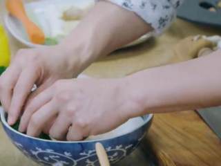 17、台式卤肉饭,盛饭，摆西兰花和胡萝卜丝