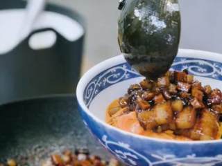 18、台式卤肉饭,肉锅大火收汁，大肉片摆进碗里，盖上肉丁，完成。