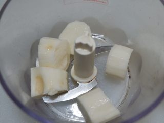3、宝宝辅食—蔓越莓山药糕,山药块放入料理机中，
