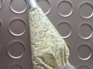 9、黑芝麻曲奇,装入裱花袋中.