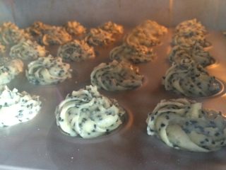 12、黑芝麻曲奇,放入烤盘，180度上下火25分钟左右，上色满意即可。