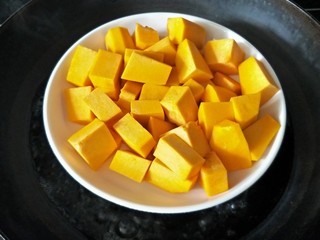 1、脆皮南瓜饼,南瓜切块,隔水蒸熟。我通常蒸南瓜吃时,多蒸一些,分一半出来做