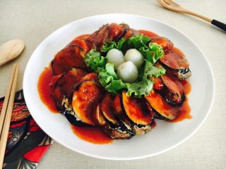 17、鲜虾茄盒,配上生菜和荔枝，菜品颜色更加丰富，营养更加均衡。