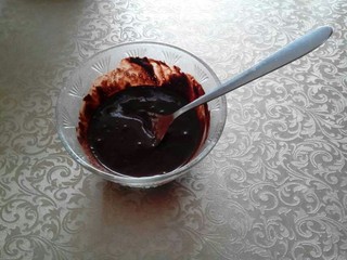 2、法芙娜可可水果裸蛋糕,可可粉用温水混合均匀，烤箱140度预热10分钟。