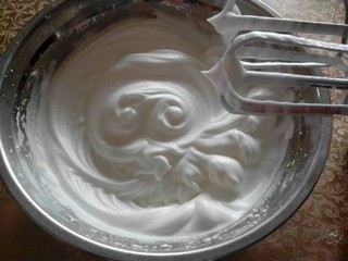 6、法芙娜可可水果裸蛋糕,蛋白里面放几滴白醋，糖粉分成三次放入，低速打发到小尖角状态。