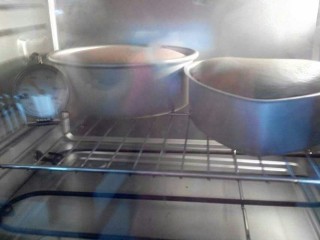 9、法芙娜可可水果裸蛋糕,烤箱140度烤45分钟，然后160度烤25分钟，出炉以后震几下模具，然后放烤网晾凉脱模备用。