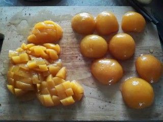 10、法芙娜可可水果裸蛋糕,黄桃罐头切小粒。