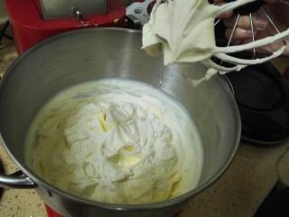 13、法芙娜可可水果裸蛋糕,淡奶油放入糖粉低速打发到小尖角状态，现在天气热，要开空调或者盆子隔冰块打发。