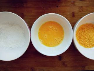 4、空气炸锅版鱿鱼圈,准备好淀粉、全蛋液、面包糠