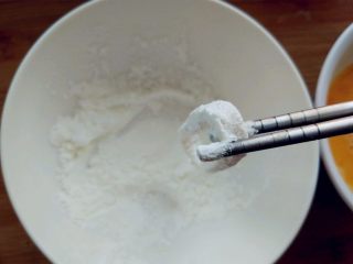 5、空气炸锅版鱿鱼圈,将鱿鱼圈在淀粉中滚一下,抖去多余淀粉