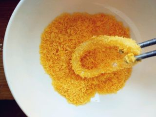 7、空气炸锅版鱿鱼圈,然后在面包糠中滚一下