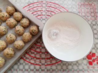 12、油炸糯米丸子,准备20克淀粉，把糯米饭团放到淀粉粒滚一下，再次揉圆