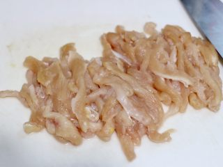 1、胡萝卜炒鸡胸肉,鸡胸肉切丝