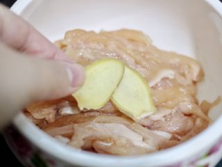 2、胡萝卜炒鸡胸肉,放入姜片