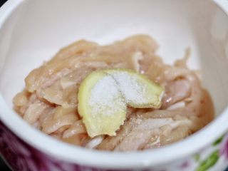 3、胡萝卜炒鸡胸肉,撒一勺盐