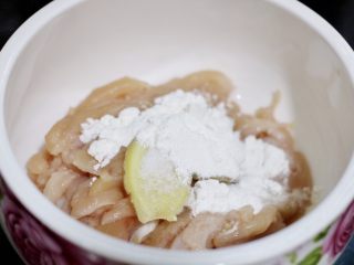 4、胡萝卜炒鸡胸肉,撒一勺淀粉