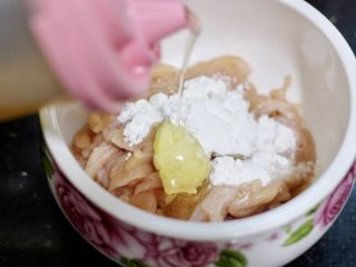 5、胡萝卜炒鸡胸肉,再倒入少许油