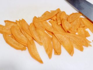 7、胡萝卜炒鸡胸肉,胡萝卜去皮切片