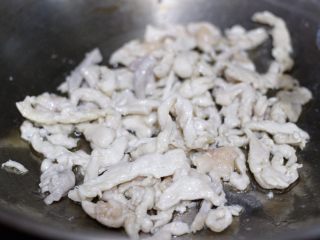 11、胡萝卜炒鸡胸肉,炒至半熟或者8成熟再盛出