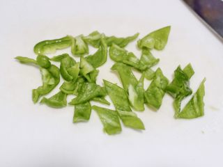 8、胡萝卜炒鸡胸肉,青椒切斜片