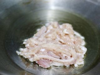 10、胡萝卜炒鸡胸肉,滑入鸡胸肉,划散