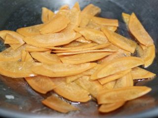 12、胡萝卜炒鸡胸肉,留原锅,翻炒胡萝卜