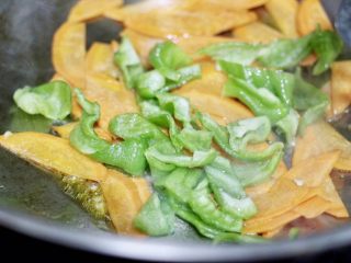 13、胡萝卜炒鸡胸肉,再放入青椒片,再加少许清水