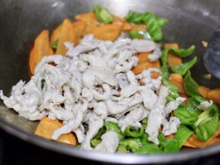 14、胡萝卜炒鸡胸肉,再放入鸡胸肉翻炒片刻,炒熟即可