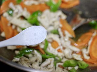 15、胡萝卜炒鸡胸肉,离火前加一勺盐调味即可