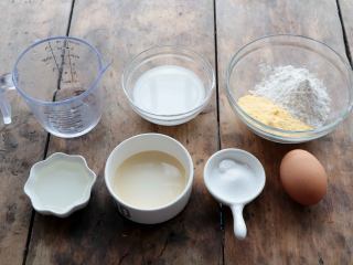 1、玉米面松饼,准备好所需食材