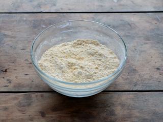 2、玉米面松饼,玉米面粉、低粉、泡打粉混合