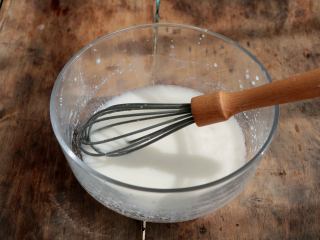 3、玉米面松饼,牛奶、、清水、色拉油、蜂蜜、倒入大碗里，搅打均匀；