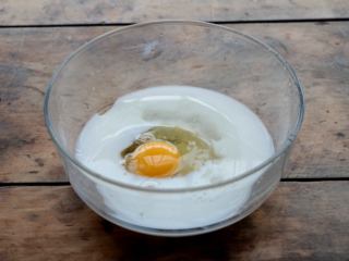 4、玉米面松饼,加入鸡蛋、细糖，