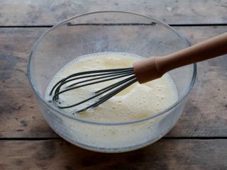 5、玉米面松饼,再次搅打均匀；