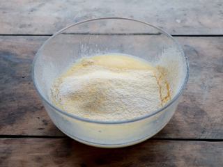 6、玉米面松饼,分次筛入混合面粉；