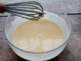 7、玉米面松饼,Z字形拌成细腻的面糊；