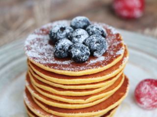 9、玉米面松饼,做好的松饼搭配水果，牛奶、或是酸奶都是不错的选择；