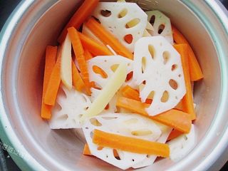 13、麻辣香锅,土豆。胡萝卜条、藕片焯水，焯水后过几遍凉水备用