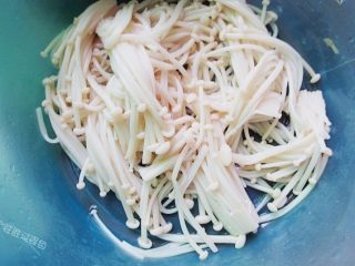 16、麻辣香锅,金针菇焯水后备用