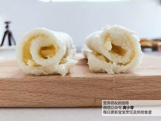 2、宝宝辅食-芝士熔岩吐司-5分钟搞定，热乎乎的芝士溢出哦！18M+,卷起，卷好后用手指在接缝处轻轻按压固定，放在一边备用。可以用牙签固定下哈，小芽偷懒就没有用了。