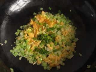 6、酱油炒饭,翻炒均匀放入葱花一起爆炒