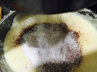 3、卡通小杯子蛋糕,可可粉加低粉过筛到蛋糊中!