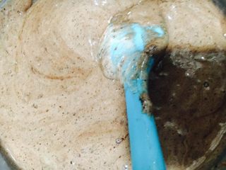 4、卡通小杯子蛋糕,翻拌手法要轻快,避免消泡。