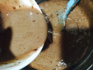 6、卡通小杯子蛋糕,搅拌均匀后倒入蛋糊中,翻拌!翻拌!