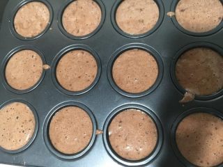 7、卡通小杯子蛋糕,翻拌均匀后倒入模具中九分满就好。