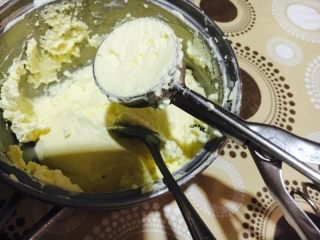 13、卡通小杯子蛋糕,用冰淇淋勺挖出半球。