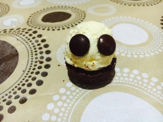 14、卡通小杯子蛋糕,盖在被子蛋糕上,用巧克力豆做眼睛。