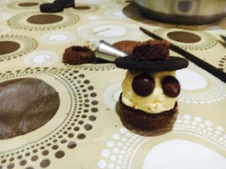 17、卡通小杯子蛋糕,沾少许奶油黏在饼干上。边边挤出点点,大功告成。这样就做好了.冷藏食用味道更好.